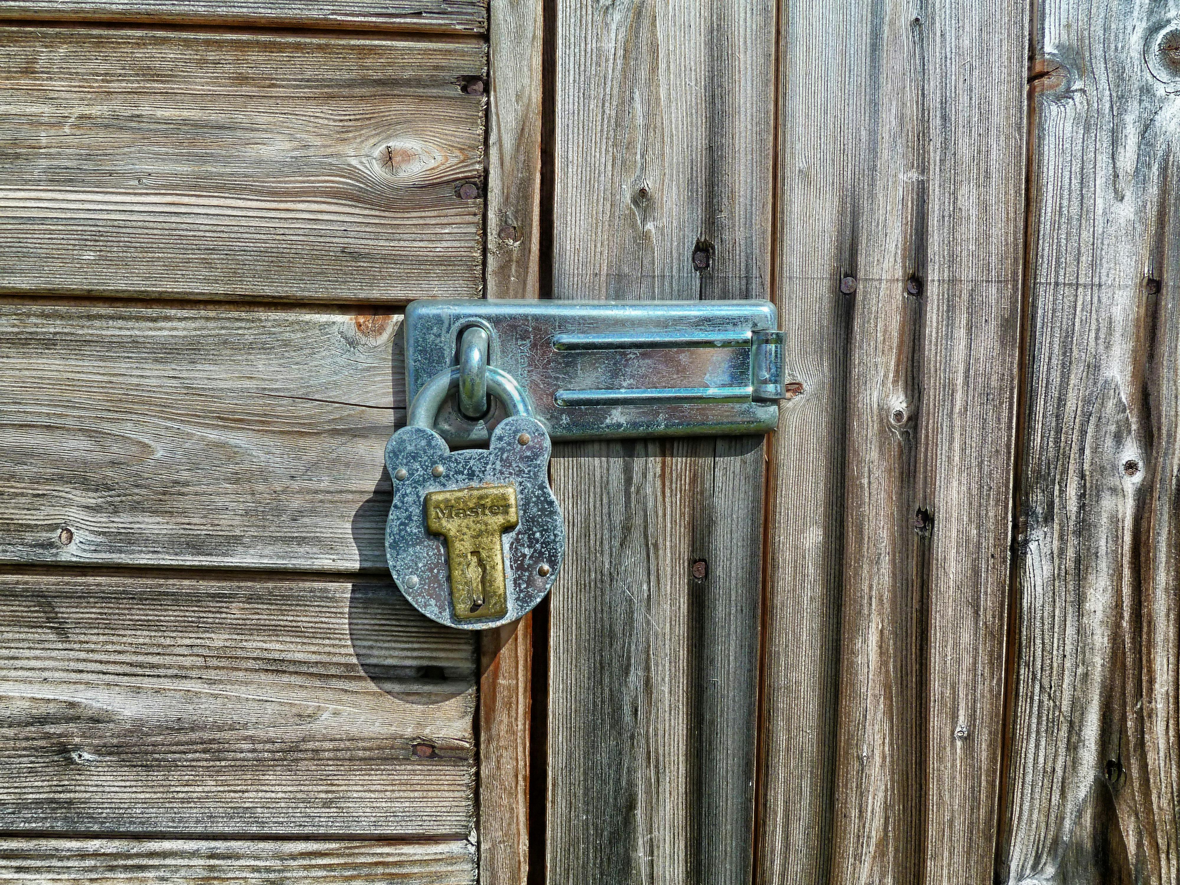 Foto van een slot aan een deur door Pixabay op Pexels: https://www.pexels.com/nl-nl/foto/deur-met-hangslot-65650/